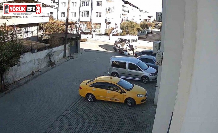 Nazilli’de minibüs önce motosiklete ardından park halindeki araçlara çarptı: 1 yaralı