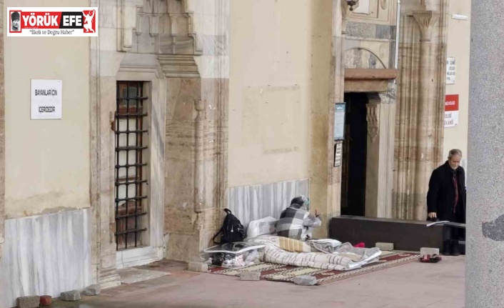 Cami bahçesini mesken tutan kadını otelde kalmaya kimse ikna edemiyor