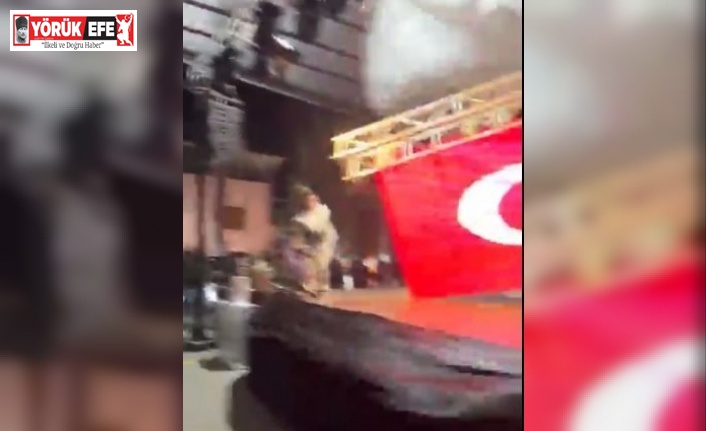 Zeybek oynamak için sahneye çıkan belediye başkanı saniyelerle kurtuldu... Sahnenin çökme anı kamerada