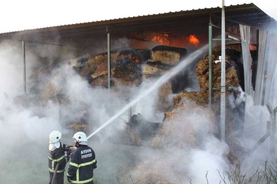 300 Ton Saman Kül Oldu 