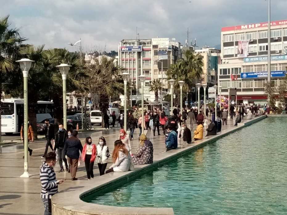 Aydınlılar Sokağa Akın Etti, Sosyal Mesafe Sıfıra İndi 