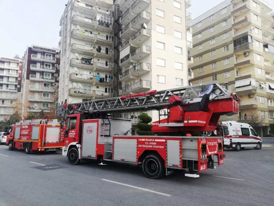 Balkondan Atlamak İsteyen Genç Kadın Hastaneye Kaldırıldı 