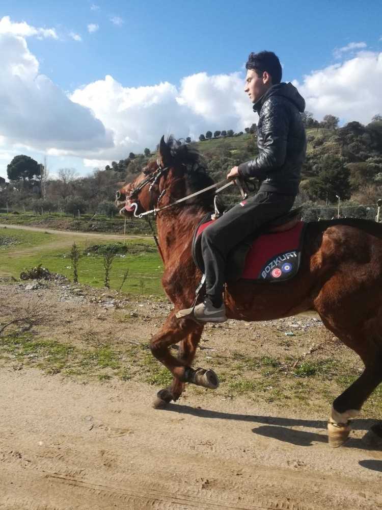 Evde Kanlar İçinde Bulunan Genç Jokey Kurtarılamadı 