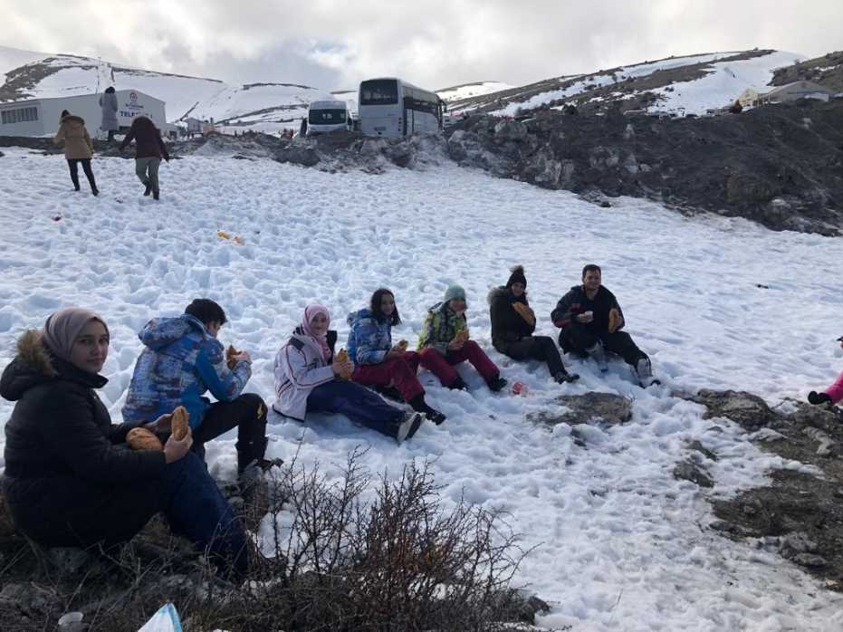 Gençlerin Kar İsteğini, Gençlik Spor Müdürlüğü Yerine Getirdi 