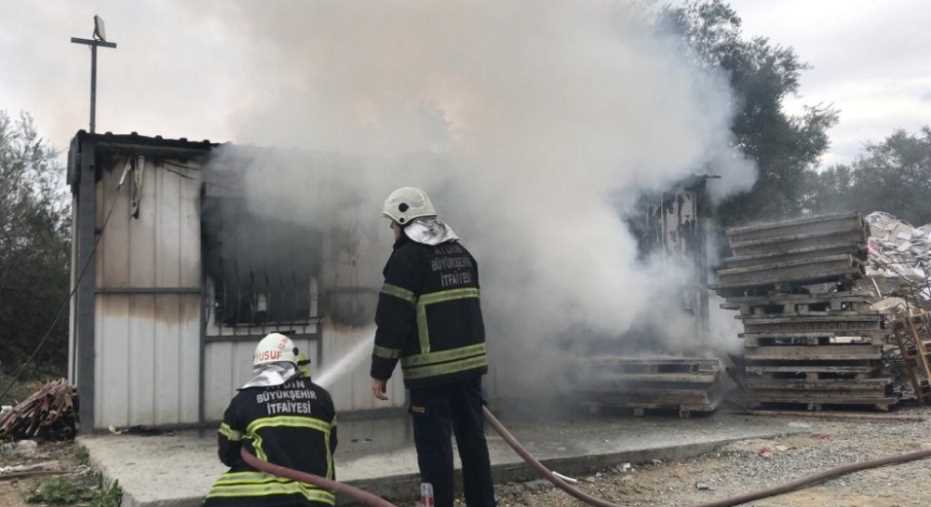İnşaat Konteyneri Alev Alev Yandı 