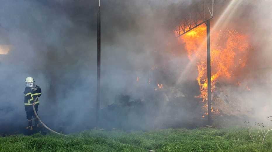 Kargılık Alanda Çıkan Yangın 20 Ton Samanı Kül Etti