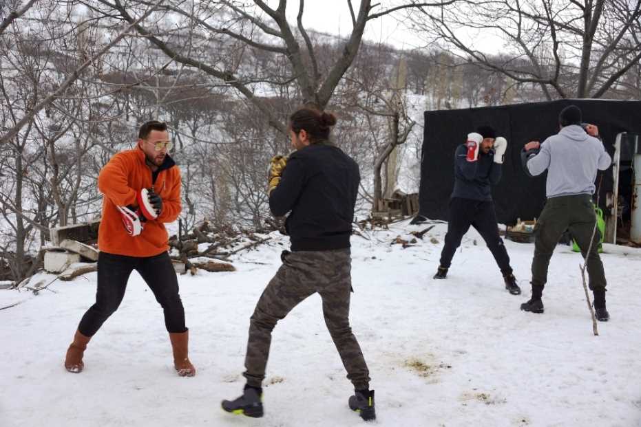 Kick Boks Tutkusu Kar Altında Antrenman Yaptırdı