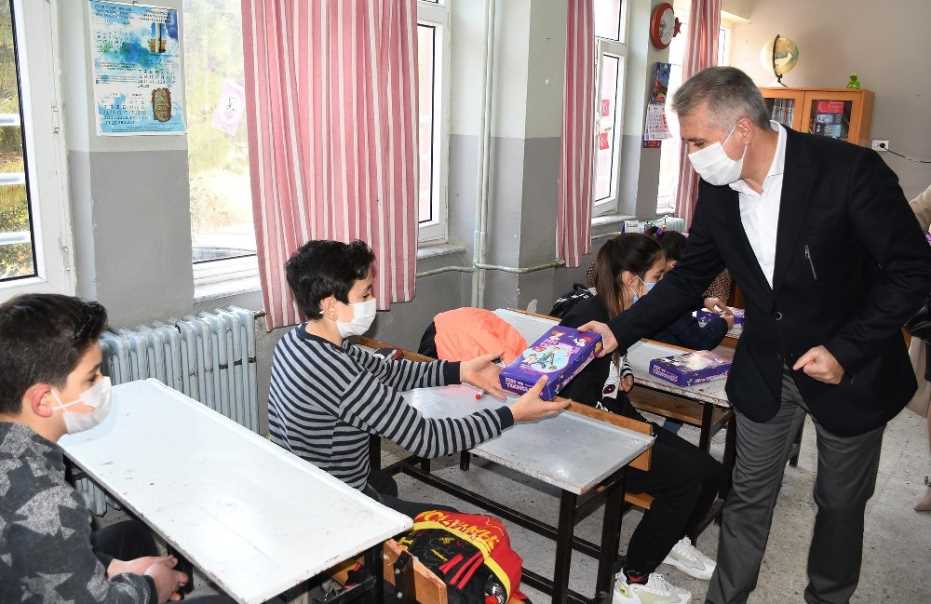 Kuşadası Belediyesi Öğrencilere Eğitim Seti Dağıttı 