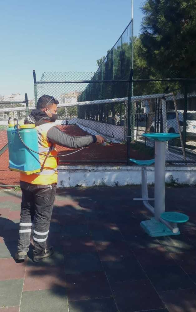 Kuşadası’Nda Dezenfekte Çalışmaları Sürüyor