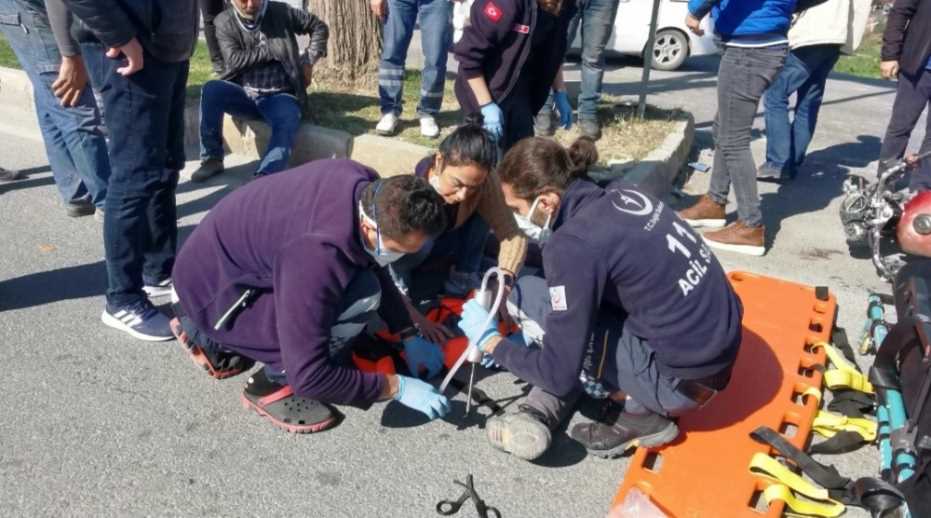 Kuşadası’Nda Kamyonet İle Motosiklet Çarpıştı, İki Kişi Yaralandı
