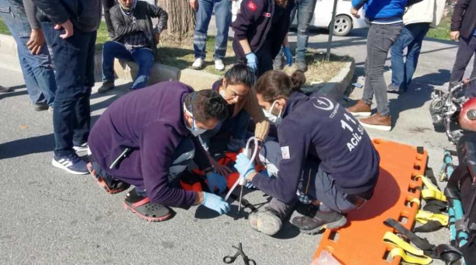 Kuşadası’Nda Kamyonet İle Motosiklet Çarpıştı, İki Kişi Yaralandı 