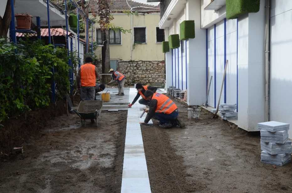 Kuşadası’Nın Turistik Çarşıları Doğal Taşlar İle Kaplanıyor 