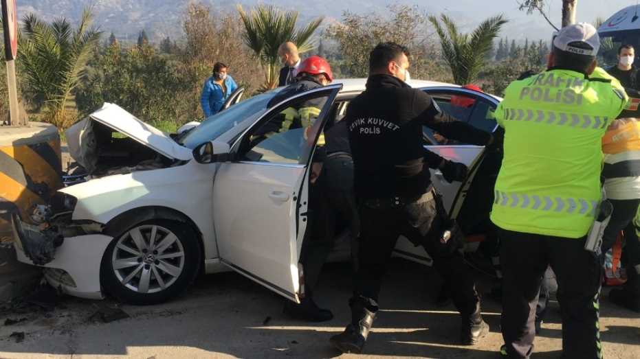 Otomobil Gişelerde Beton Bariyere Çarptı: 2 Ölü 