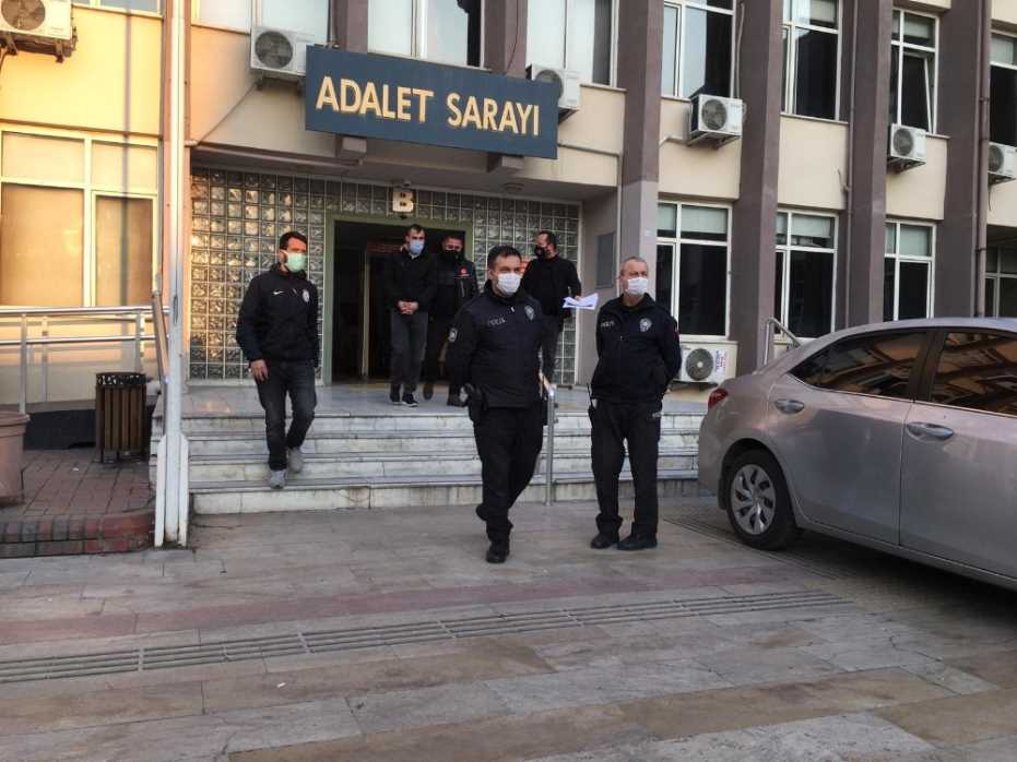 Polis Kovaladı, Uyuşturucu Tacirleri Geri Geri Kaçtı 