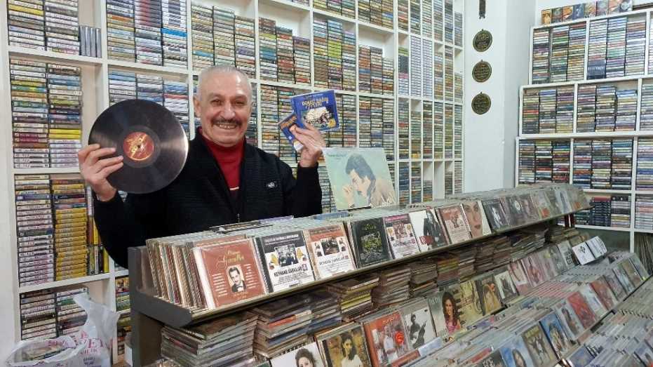 Teknolojiye Taş Plak Aşkı İle Direniyor 