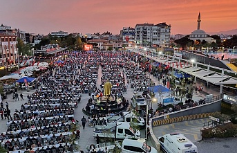 AYDIN BÜYÜKŞEHİR BELEDİYESİ ATATÜRK KENT MEYDANI’NDA İFTAR PROGRAMI YAPTI