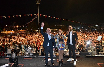 İNCİR FESTİVALİ COŞKUYLA BAŞLADI, İLK GÜN DERYA ULUĞ KONSERİYLE TAÇLANDI