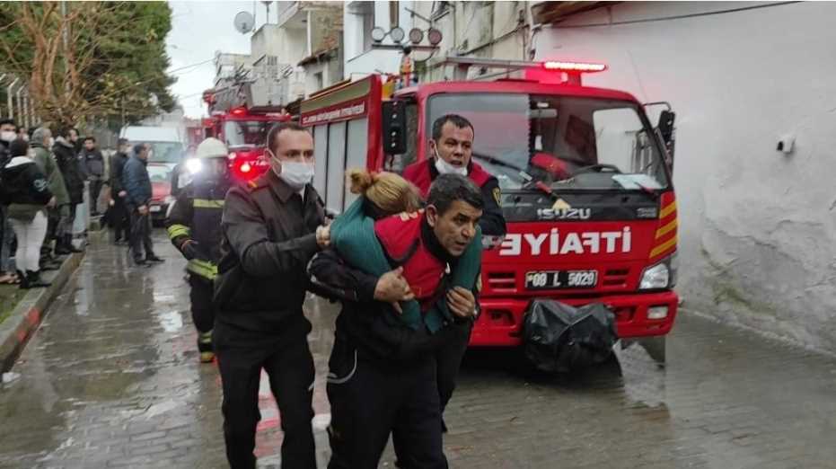 Alevlerin Arasına Dalan İtfaiye Ekipleri 3 Kişiyi Yanmaktan Kurtardı 