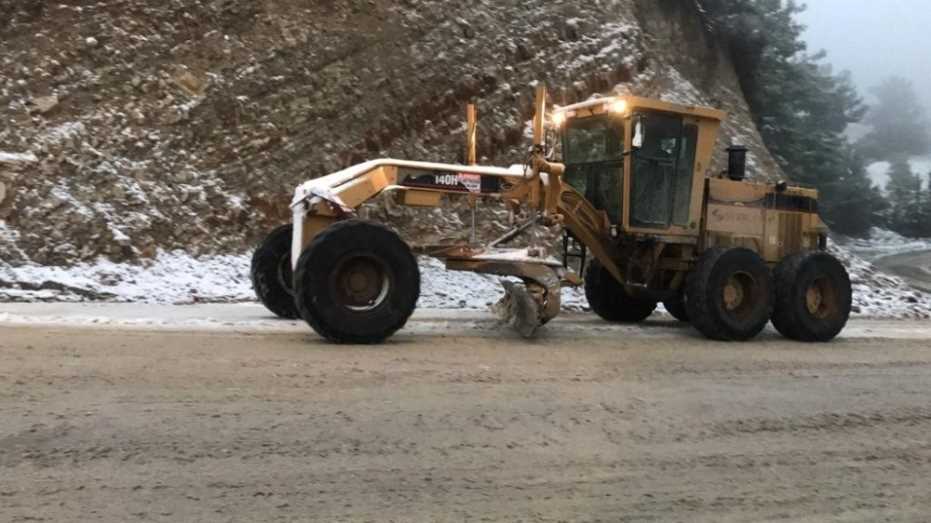 Kuşadası Belediyesi Karla Kaplı Yolları Ulaşıma Açtı 