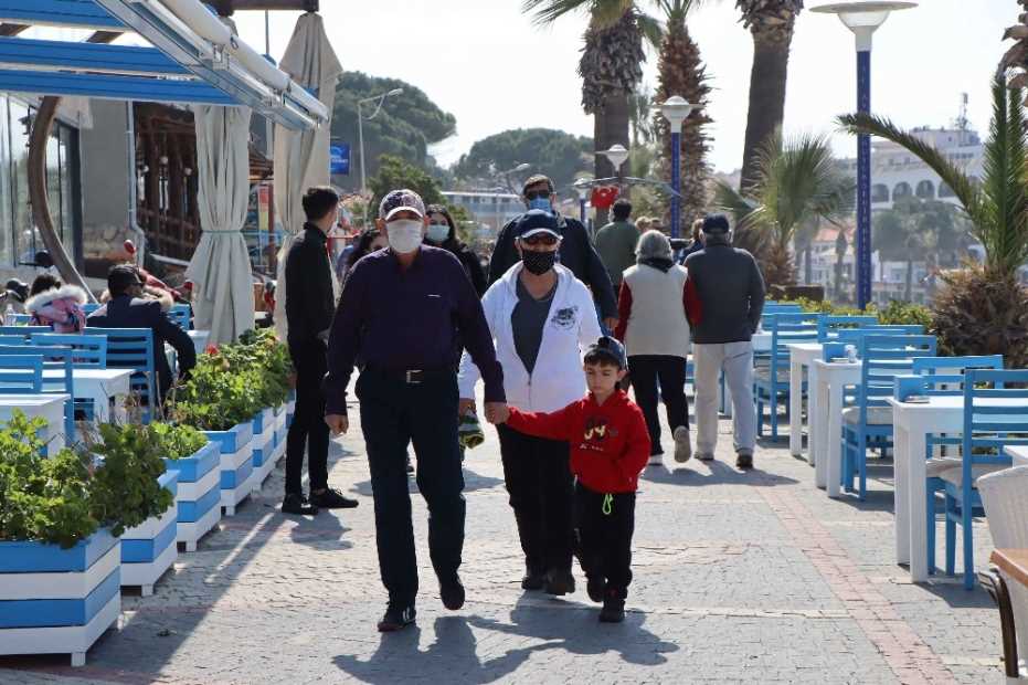 Kuşadası Kısıtlamasız İlk Pazarı Yoğun Geçirdi 