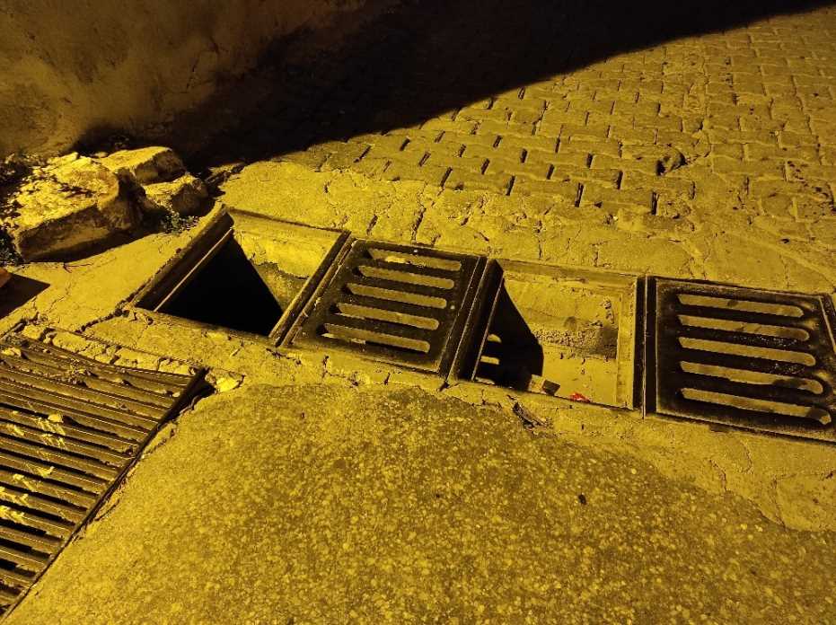 Kuşadası’Nda Hırsızlar Demir Izgaraları Çaldı 