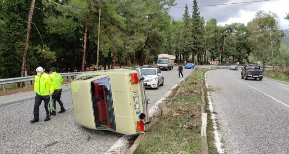 Kuşadası’Nda Otomobil Takla Attı, Bir Kişi Yaralandı 