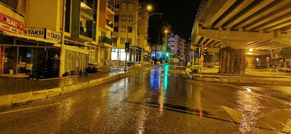 Kuşadası’Nda Sağanak Sonrası İstinat Duvarı Çöktü, Yollar Göle Döndü 