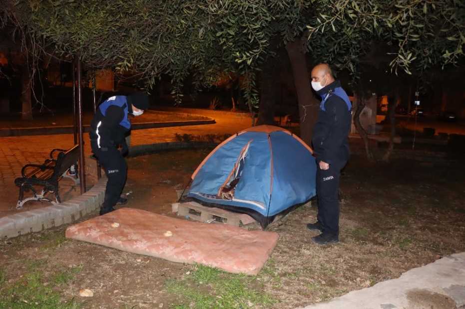 Kuşadası’Nda Soğuk Havada Sokakta Kalan Vatandaşlara Belediye Yardım Elini Uzattı 