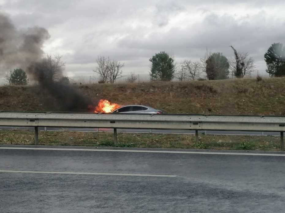 Otobanda Yanan Araç Kullanılamaz Hale Geldi 