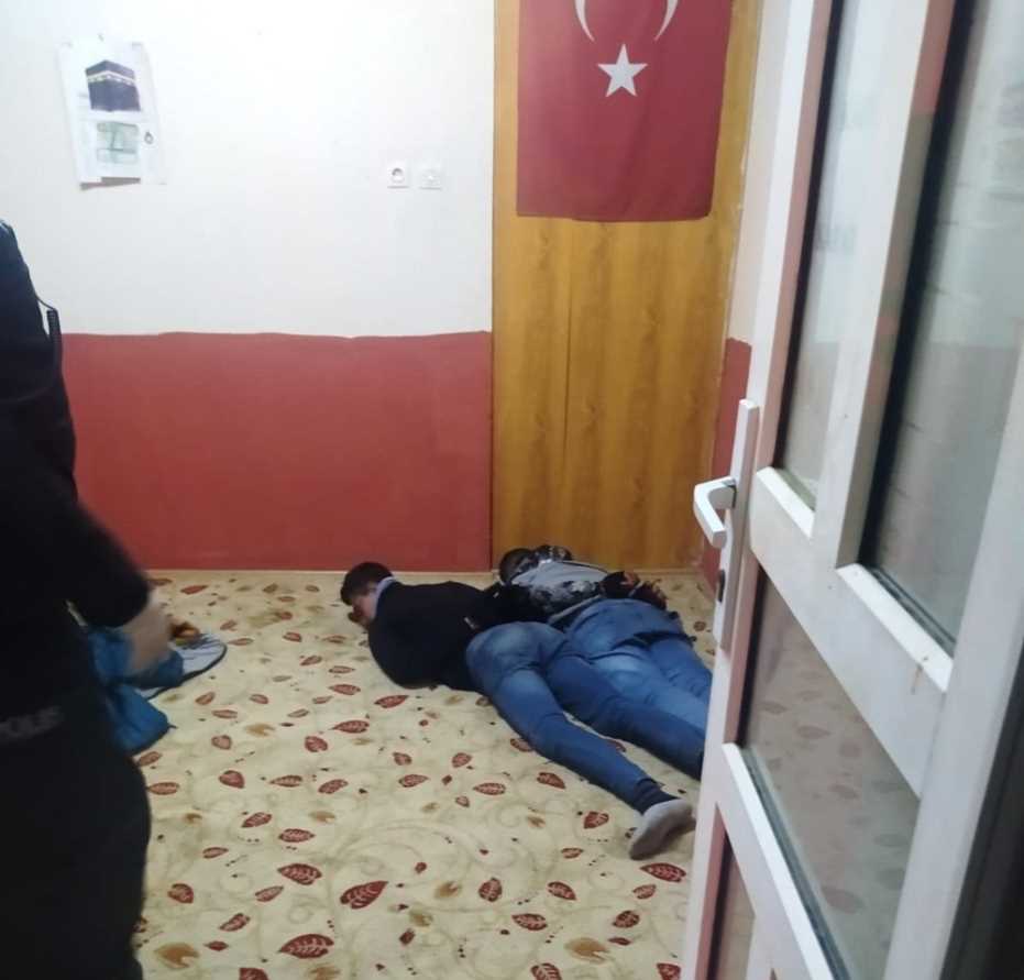 Saklandıkları Camide Yakalandılar 