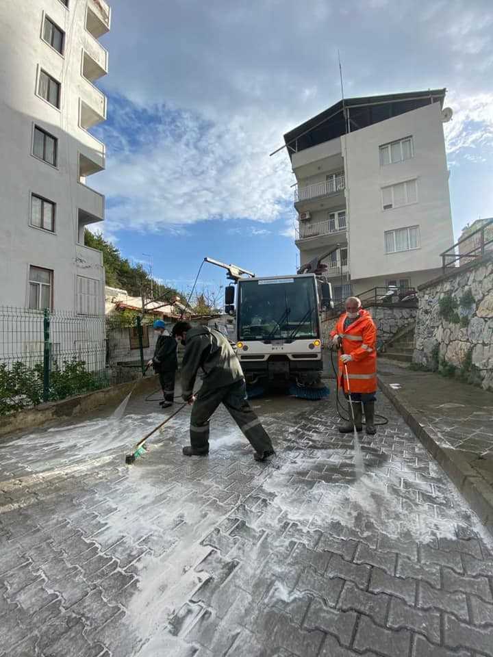 Sokağa Çıkma Kısıtlamasında Kuşadası Sokakları Baştan Sona Köpüklü Suyla Yıkandı 