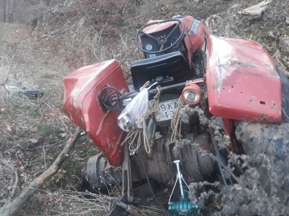 Traktör Şarampole Devrildi: 2 Ağır Yaralı 