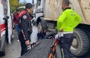 Kamyonun altında kalan motosikletli kurye ağır...