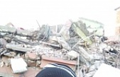 Deprem yerinde 2021 Tüm Emekliler Sendikası yardım ekipleri malzeme dağıtımında bulunuyorlar.