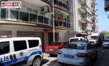 Kendisini almaya gelen polislere, bıçakla direndi