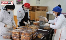 Öğrenciler depremzedeler için mutfağa girdi