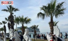 Kuşadası’na gelen turistler sahildeki sanat eserlerini beğendi