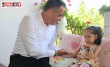 Başkan Arıcı minik Efsa’ya akülü tekerlekli sandalye hediye etti