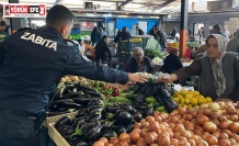 Zabıta ekiplerinden pazarcı esnafına çöp poşeti desteği