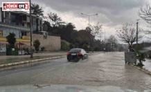 Kuşadası 30 dakikada yağışa teslim oldu, araçlar sele kapıldı