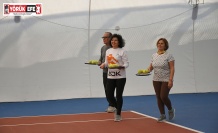 KUŞADASI’NDA RAKETLER BU KEZ EMEKLİLERİN ELİNDE