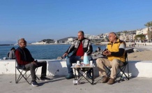 Kuşadası’Nda Vatandaşlar Sahil Bandına Ve Şehir Merkezine Akın Etti
