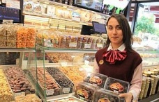Sahur ile iftar arasındaki vakti daha rahat geçirmek isteyenler hurma tezgahına koştu