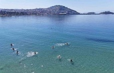 Kuşadası’nda sıcaklık 29 dereceyi bulunca plajlar doldu, taştı
