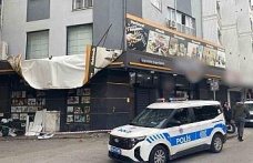 Efeler’de şiddetli rüzgar tabelaları kopardı, iş yerlerinde hasar oluştu