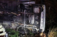 Kamyon bariyerlerde askıda kaldı, sürücü hafif yaralandı