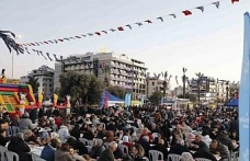 Kuşadası’nda Aydın Büyükşehir Belediyesi’nin İftar Programı’na vatandaşlardan yoğun ilgi