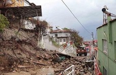 Kuvvetli yağışa dayanamadı, çöktü