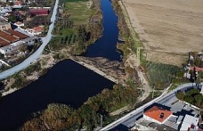 Doğaseverler tarihi taş köprüye dikkat çekti