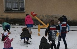 Jandarma ekipleri çocukların kar heyecanına ortak oldu